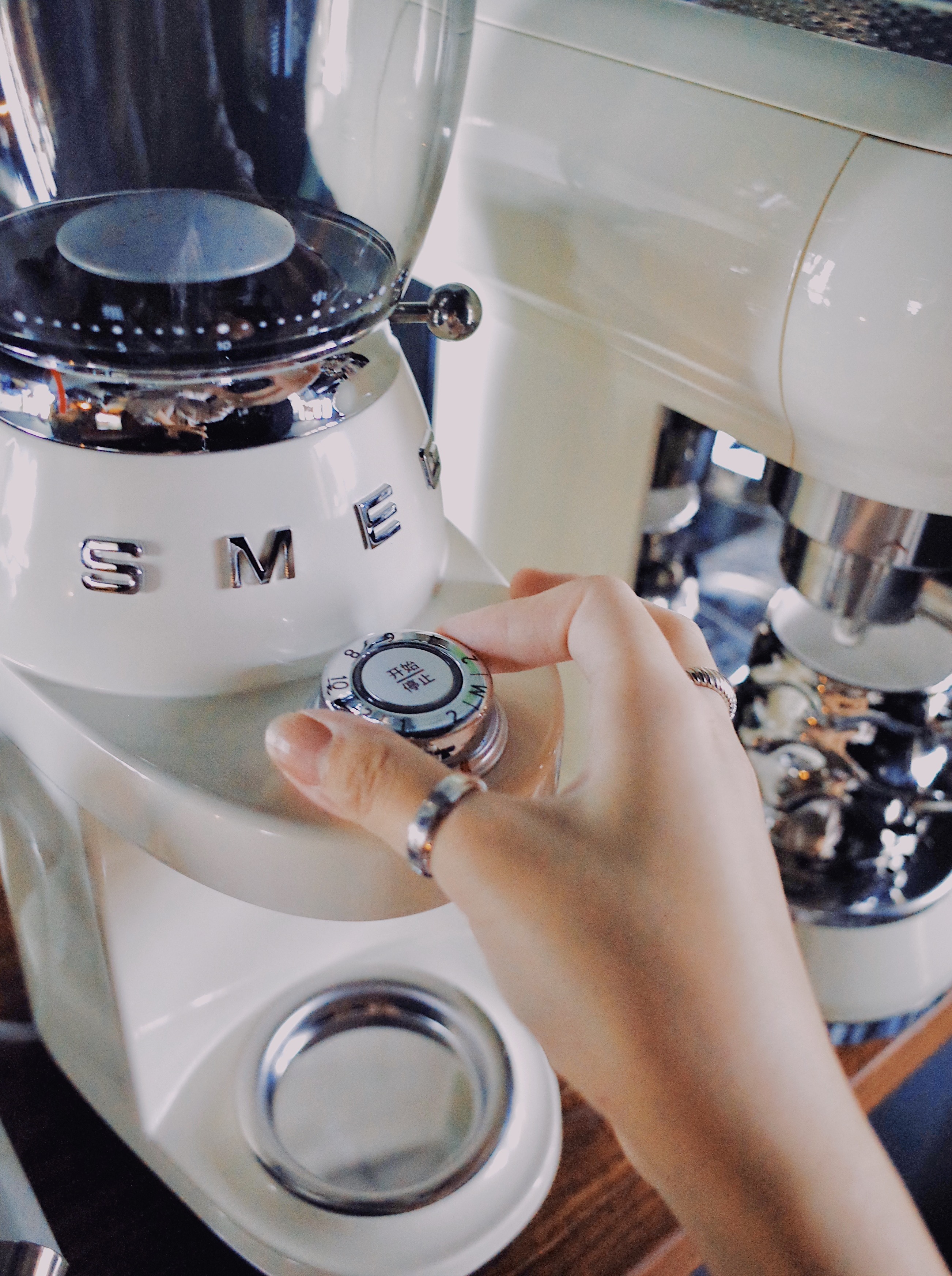 咖啡机应该选择什么牌子？smeg意式咖啡机与电动磨豆机组合测评的第3张示图